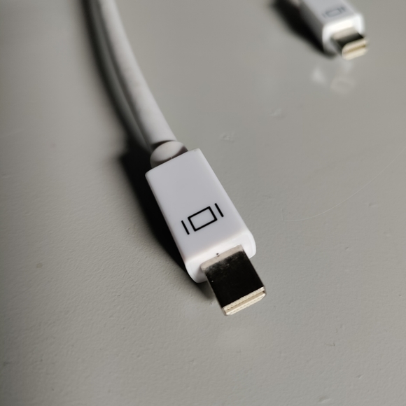 HDMI & VGA adapter Mini Display Port dongle Amazon basics video projector laptop - Picture 11 of 16